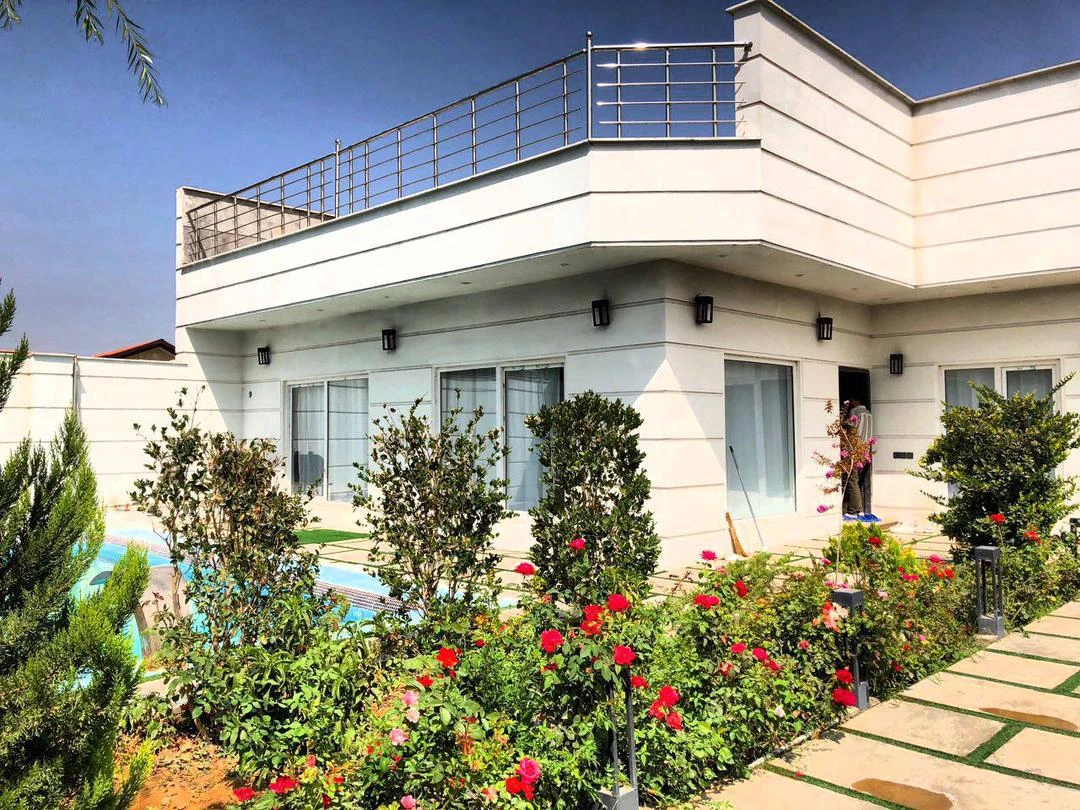 باغ ویلا آسمان مدرن با استخر روباز آبگرم در  سهیلیه