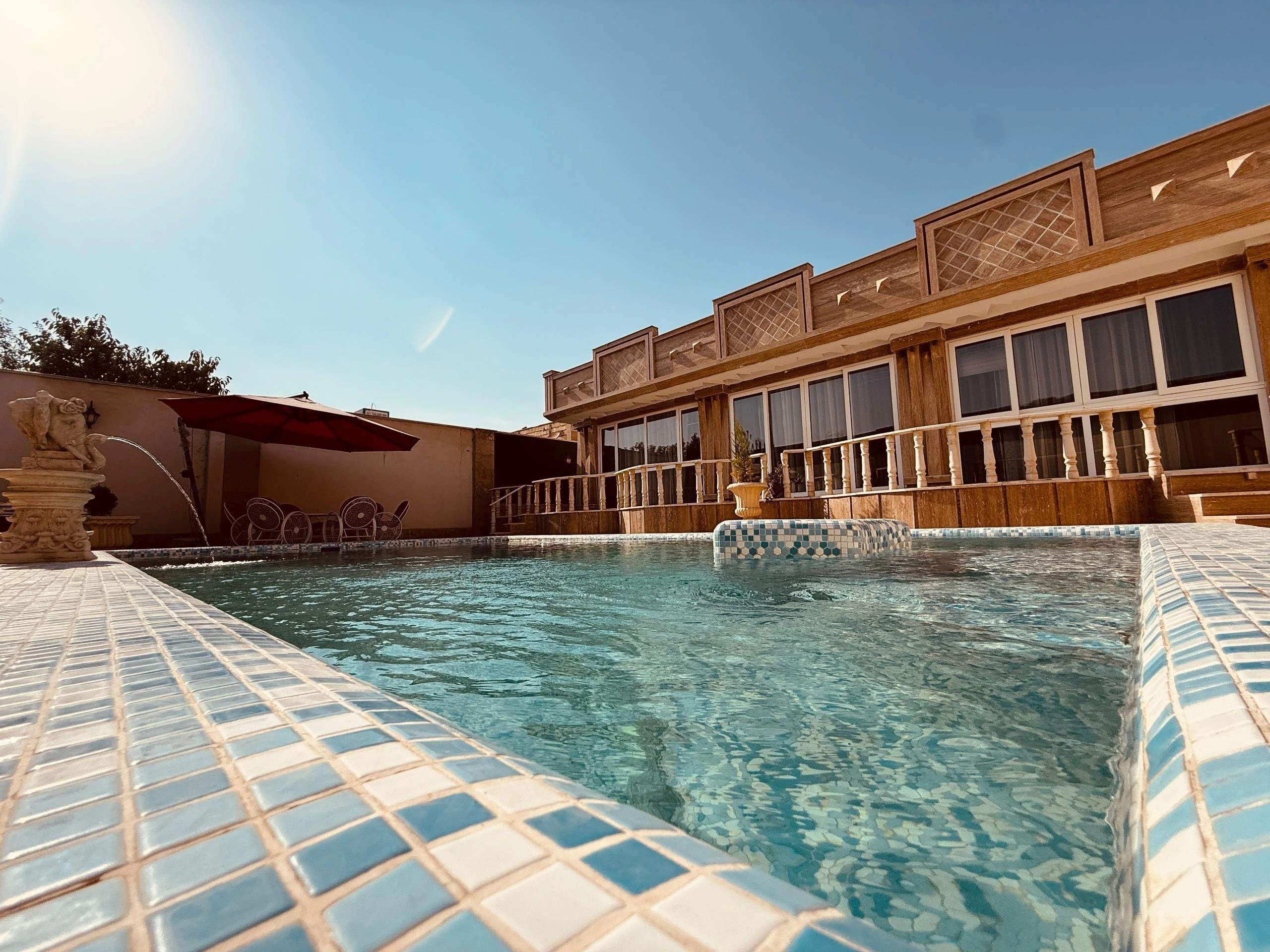 باغ ویلا نیکان با استخر چهارفصل در ملارد خوشنام