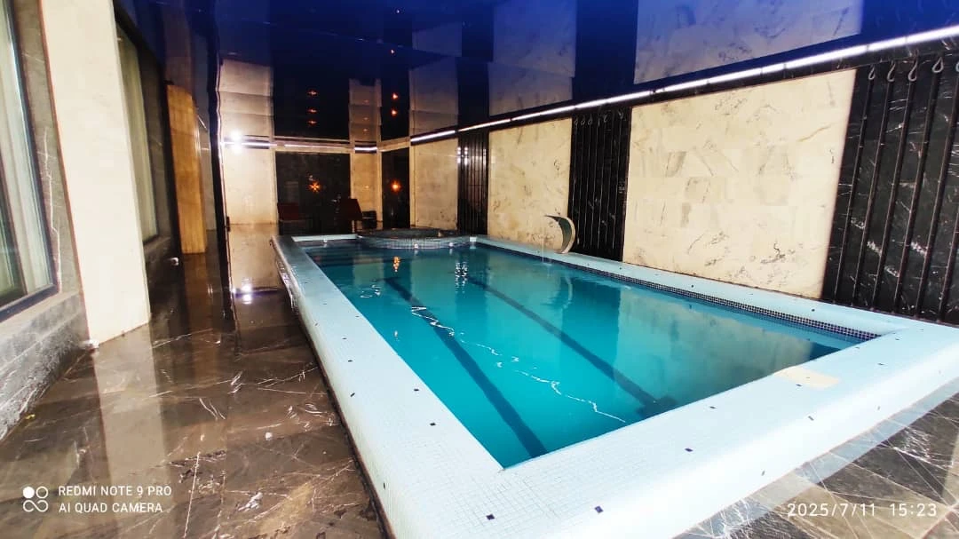 باغ عمارت ماه سانیل با استخر و جکوزی سرپوشیده در شهریار